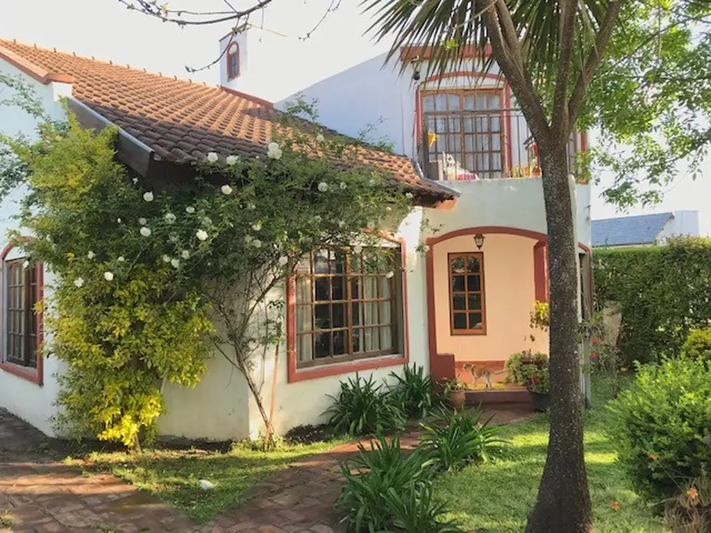 Hermosa Casa en Venta en Barrio Montecarlo