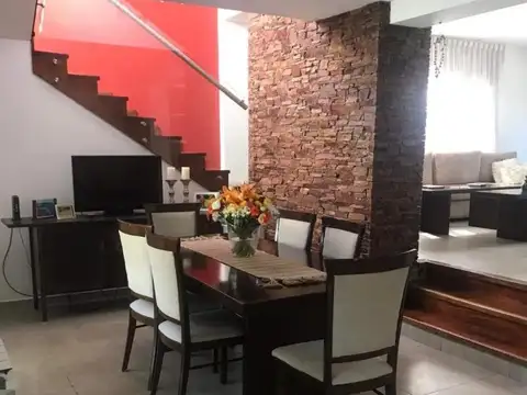 EXCELENTE CASA RACIONALISTA CON PISCINA - MUY MODERNA - Foto 0
