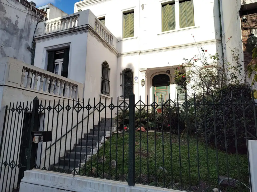 Casa Estilo Inlges con amplio jardin y fondo.