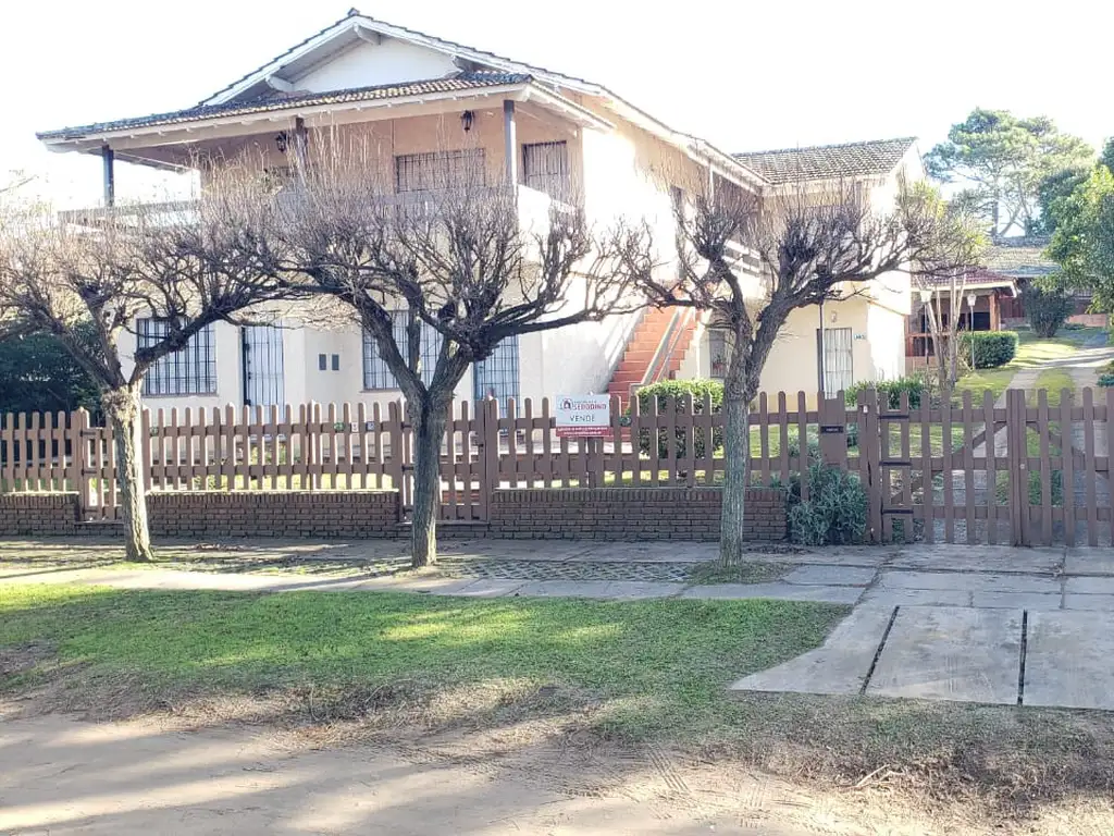 Casa dentro de un complejo 3 ambientes 2 dormitorios ambos en suite gas natural  entrada de auto