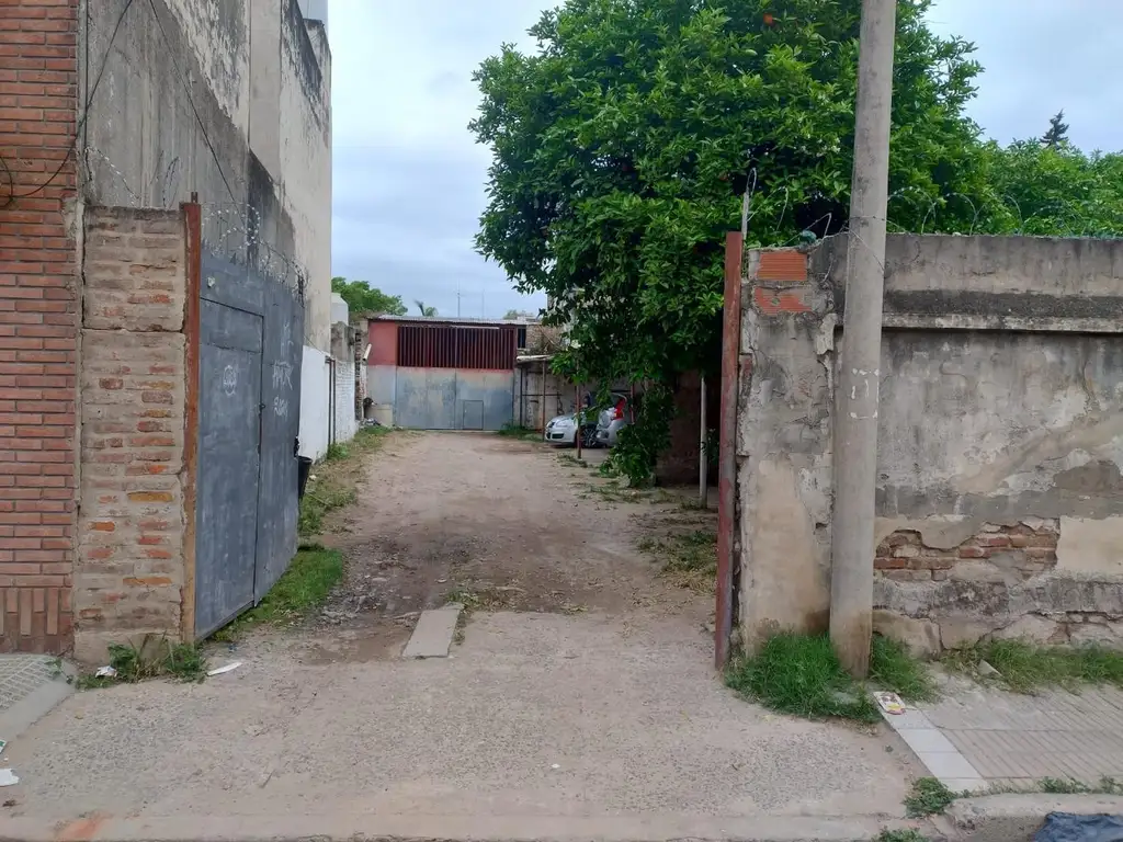 GALPÓN Y CASA EN AMPLIO TERRENO, A METROS DE AVENIDA