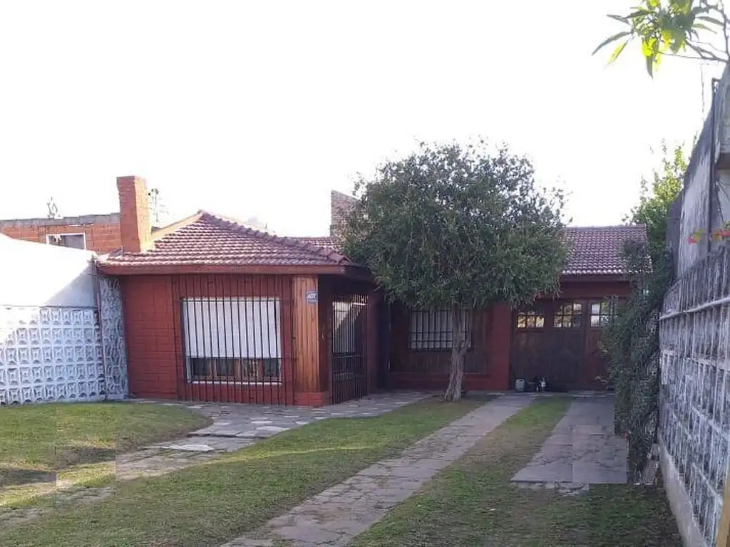 Chalet a nuevo de 183m2 sobre amplio lote  Retasado