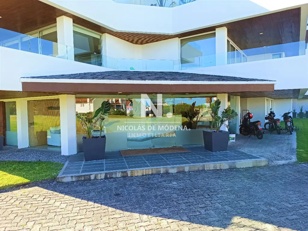 Vende apartamento de 2 Dormitorios en suite, con excelente iluminación en Montoya, La Barra