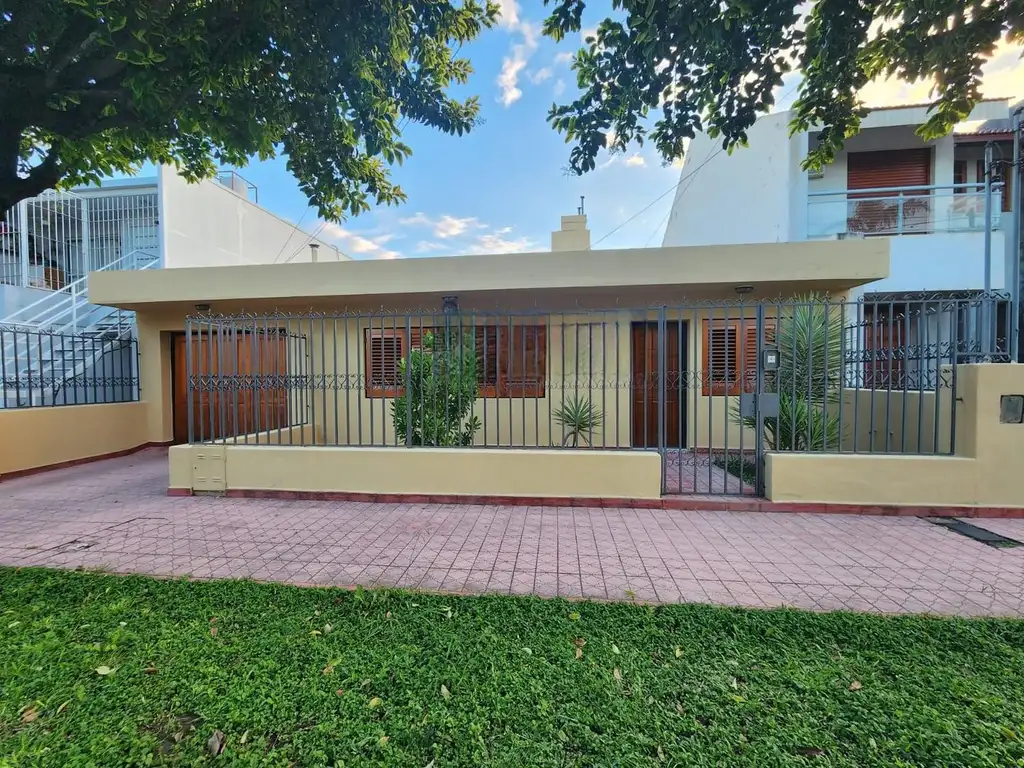 VENTA- CASA- APTO CREDITO- 3 DORMITORIOS - 2 BAÑOS- QUINCHO