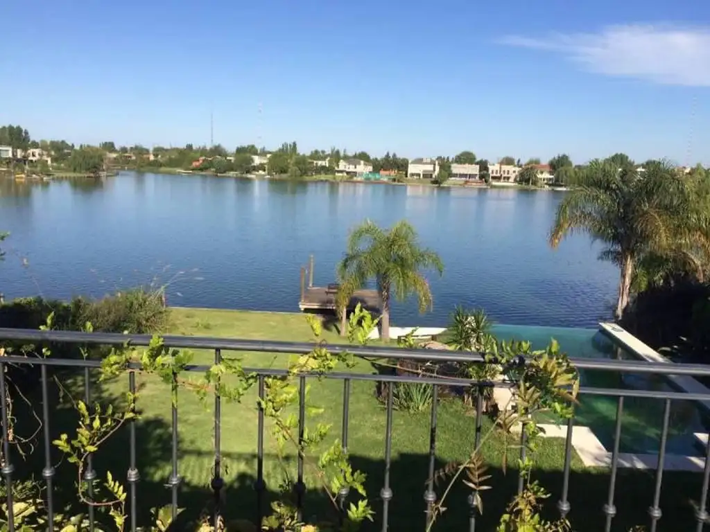 Casa en Venta con Amplia Vista al Lago en Santa Barbara