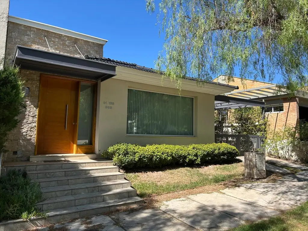 Casa Barrio Dalvian, Una Planta, 3 Dormitorios, 2 Baños, Jardín, Bicochera