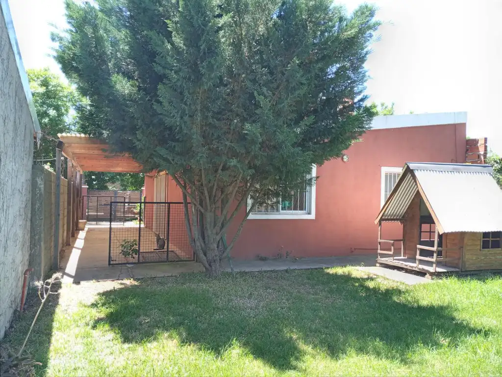 EN VENTA - CASA DOS DORMITORIOS CON JARDIN Y COCHERA - FUNES