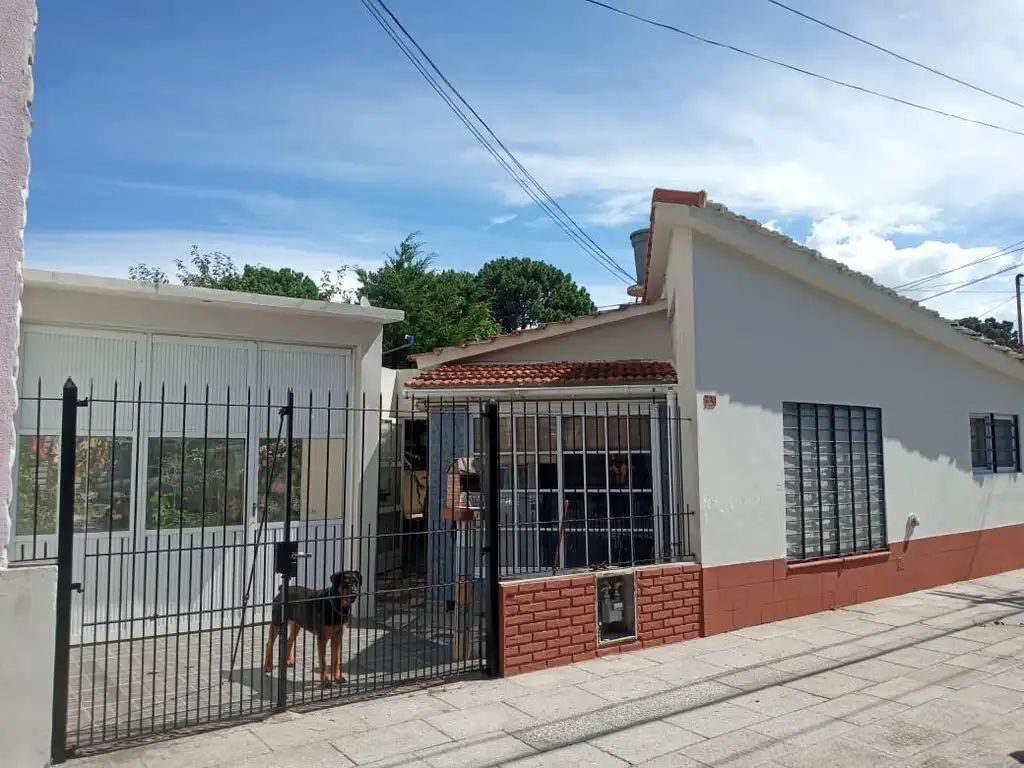 Casa en venta - 2 dormitorios 1 baño - 323.70mts2 - Mar Del Tuyú