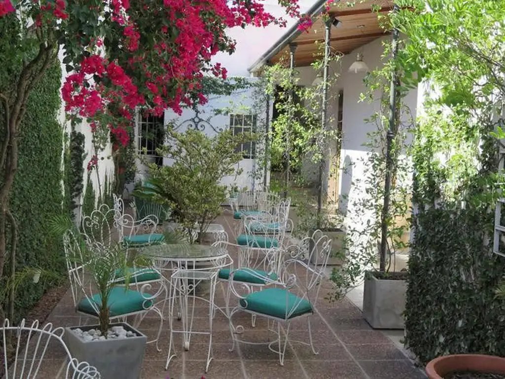 Hermosa casa antigua, integramente reciclada, con vistas a jardines con profusión de verde.