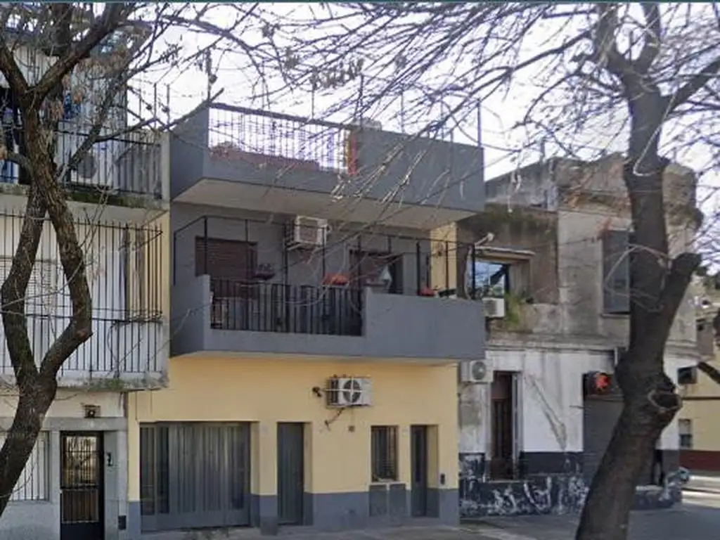 Casa sobre lote ppio dispuesta en dos plantas garaje patio terraza. Dos unidades a la venta con entr