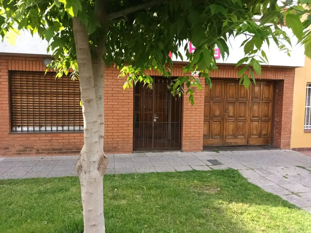 CASA EN UNA PLANTA, TRES DORMITORIOS, DOS BAÑOS. A METROS DE ANDRÉS BARANDA.