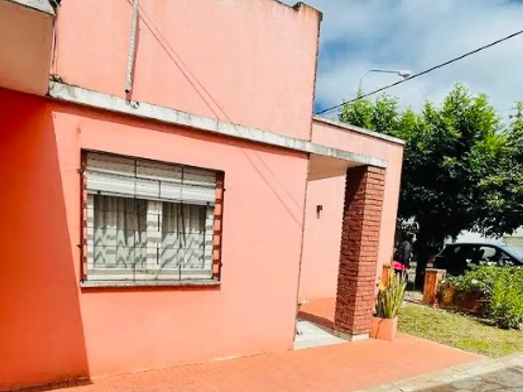 Venta de casa con local comercial en Lujan