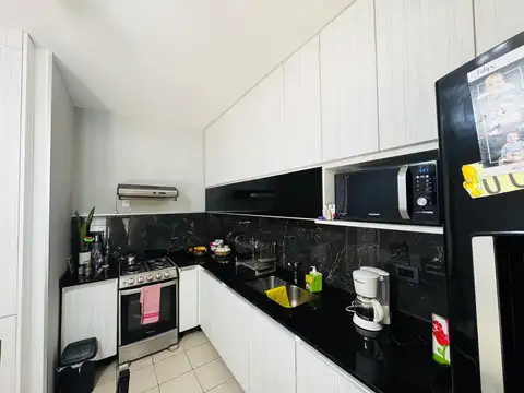 VENTA - Departamento de dos dormitorios con patio en planta baja y cochera en Echesortu, Rosario