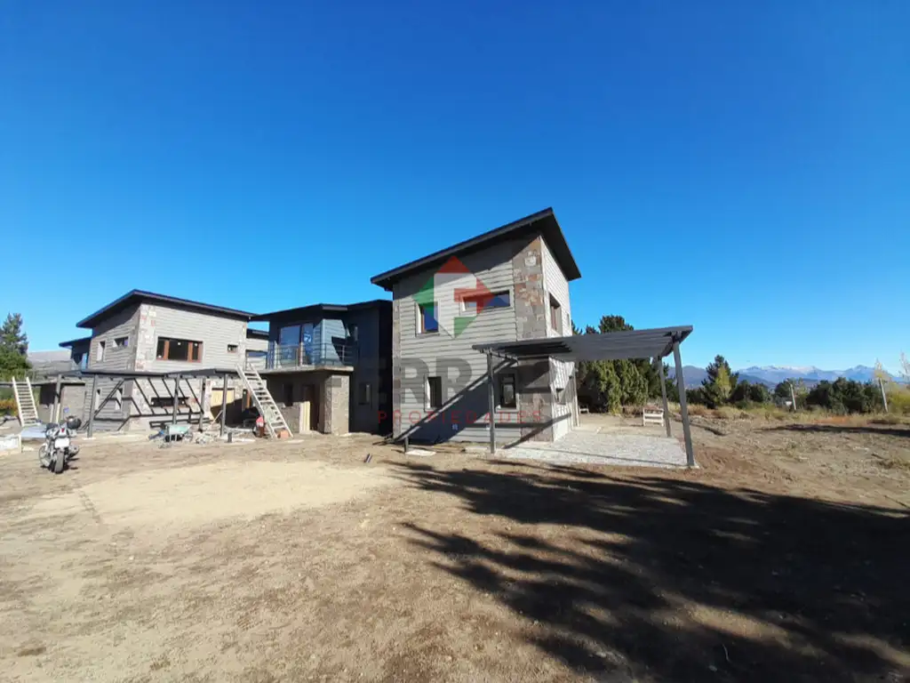 Venta hermosa casa a estrenar en el Barrio Abedules, Las Victorias de San Carlos de Bariloche.