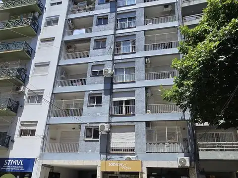 DEPARTAMENTO DE 2 AMBIENTES CON COCHERA, BALCON Y PATIO EN VENTA. OLIVOS