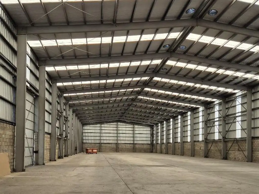 Excelente Galpón en zona industrial 1950 m2 - Ov. Lagos al 6500