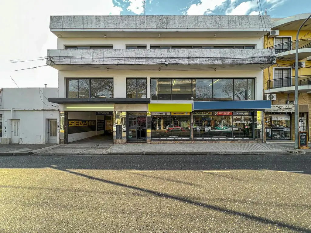 Mega local comercial con 2.200m² y cocheras sobre calle Cordoba