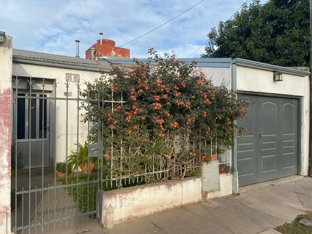 CASA DE 3 DORMITORIOS, 2 COCHERAS, PATIO EN RECREO