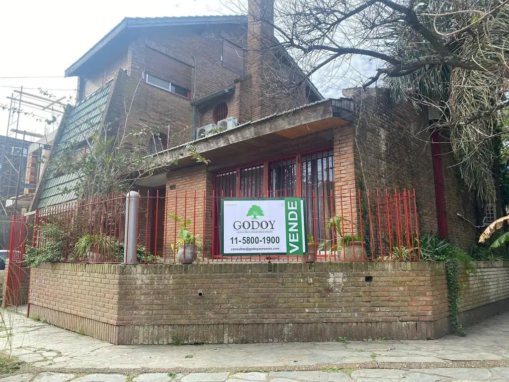 Casa de 6 ambientes con  pileta en el bajo de san isidro