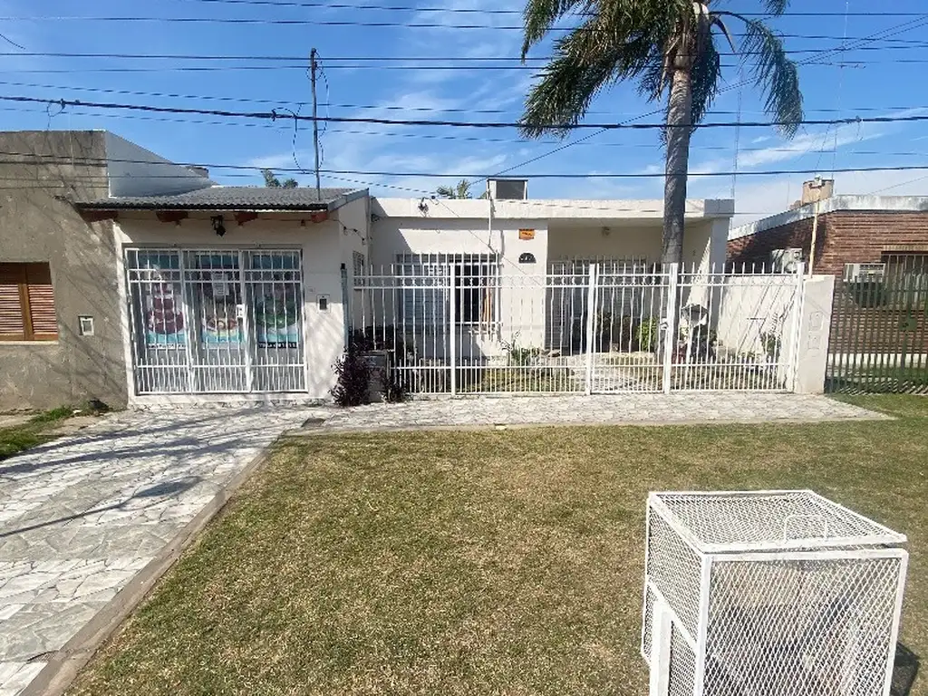 Hermosa casa, en el centro de fray Luis Beltrán, con local y entrada de auto