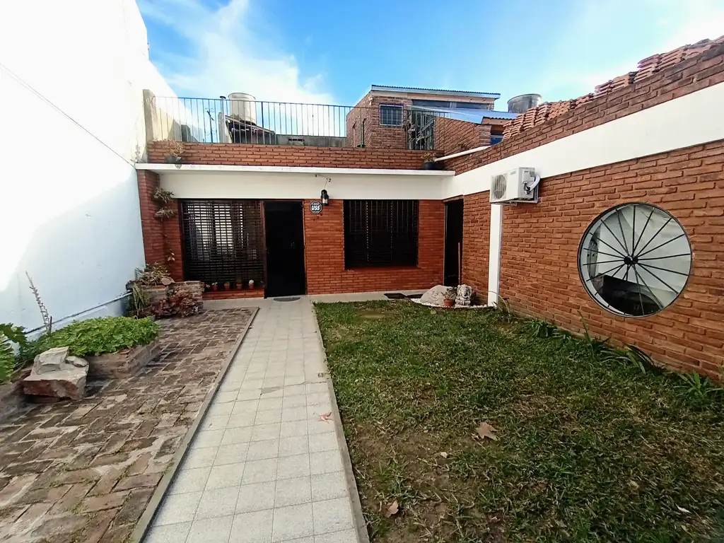 VENTA CASA 3 AMB CON PATIO BERNAL OESTE