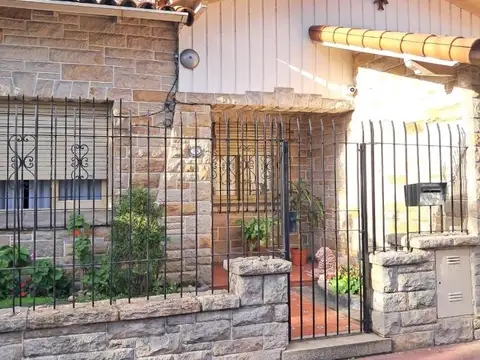 CASA a CUADRAS DE LA ESTACION EXCELENTE OPORTUNIDAD 