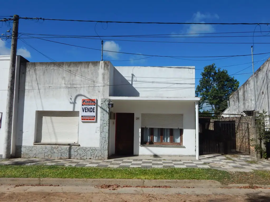 Casa sobre calle San Lorenzo, a solo 200 mts de Plaza Principal. SAN JOSE. ENTRE RIOS.