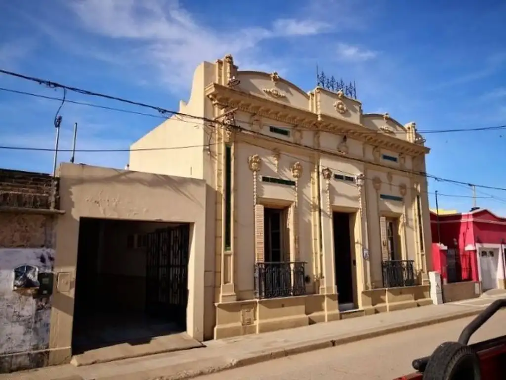 Casa Colonial Ubicada En Rawson Y Congreso - 6 Dormitorios - 3 Baños - Cochera - Jardin - Pilet...