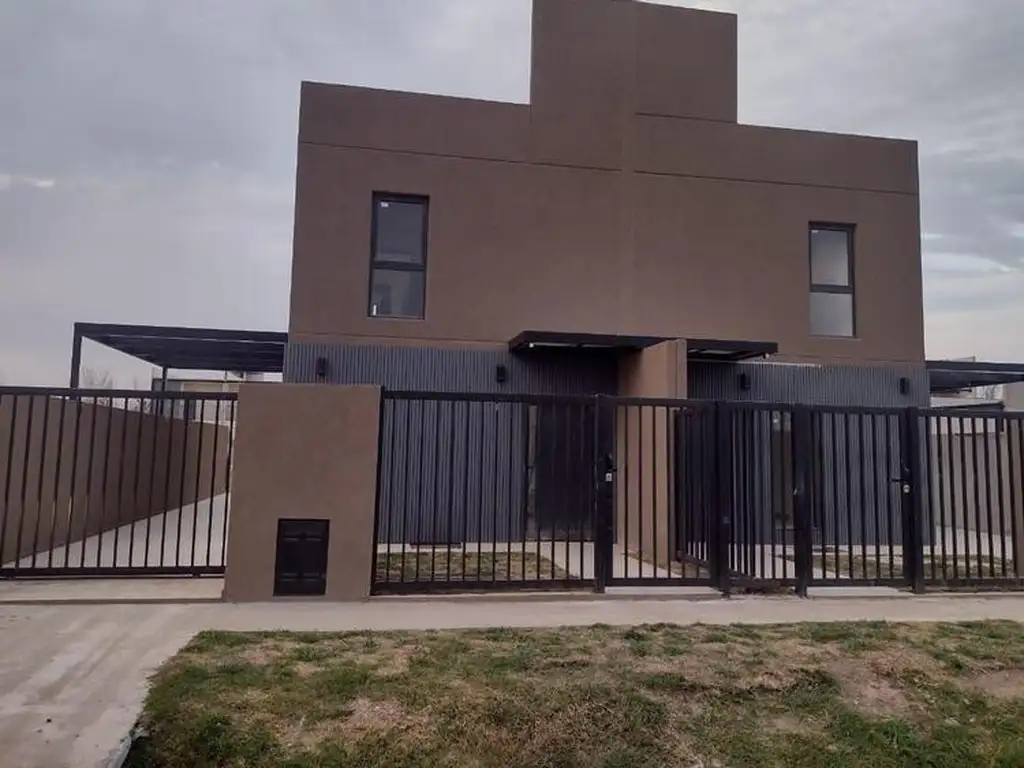 Venta Casa  de 3 dormitorios c/cochera y pileta en Funes Norte.  A Estrenar. Financiación