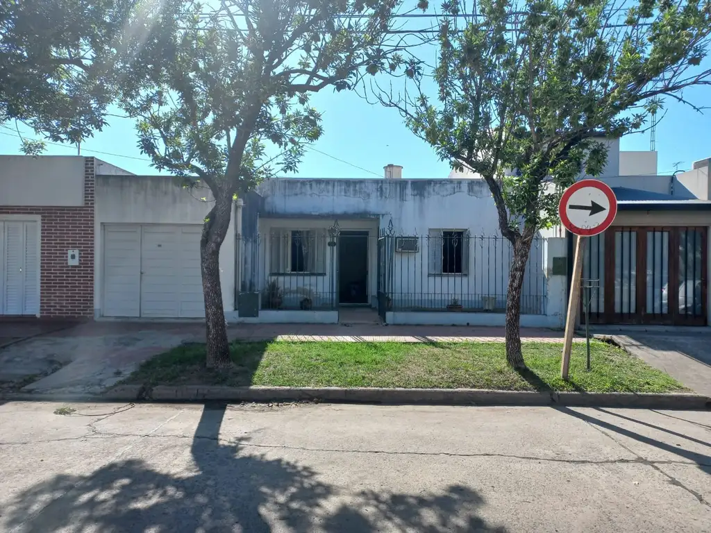 VENTA/CASA/B° J. DE GARAY/EXCELENTE/ZONA/SERVICIOS