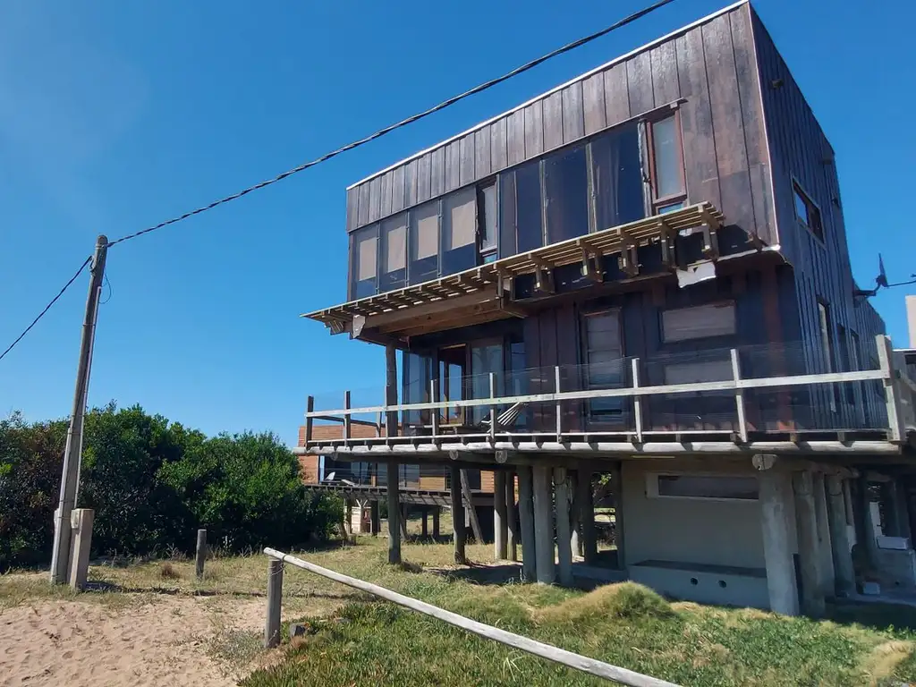 CASA DE 3 PISOS EN VENTA A PASOS DEL MAR  P. RUBIA