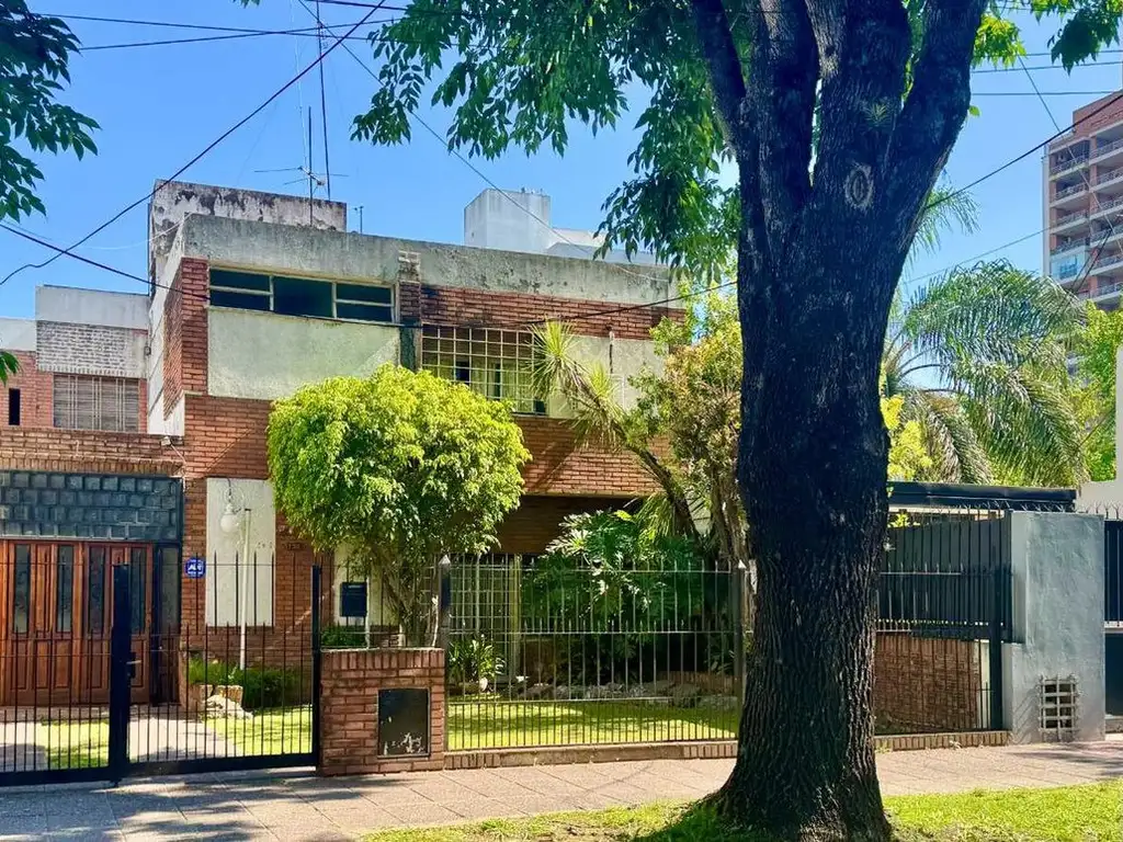 Casa 4 Ambientes en Florencio Varela Centro.