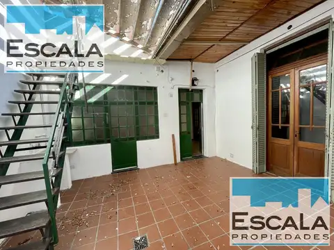 CASA DE PASILLO CON PATIO EN VENTA