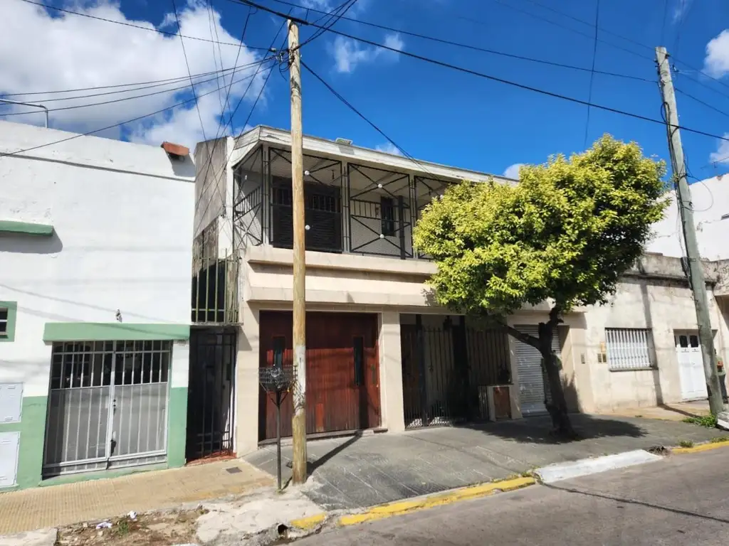 CASA EN 2 PTAS, CON GARAJE, FONDO C/PILETA Y LOCAL COMERCIAL