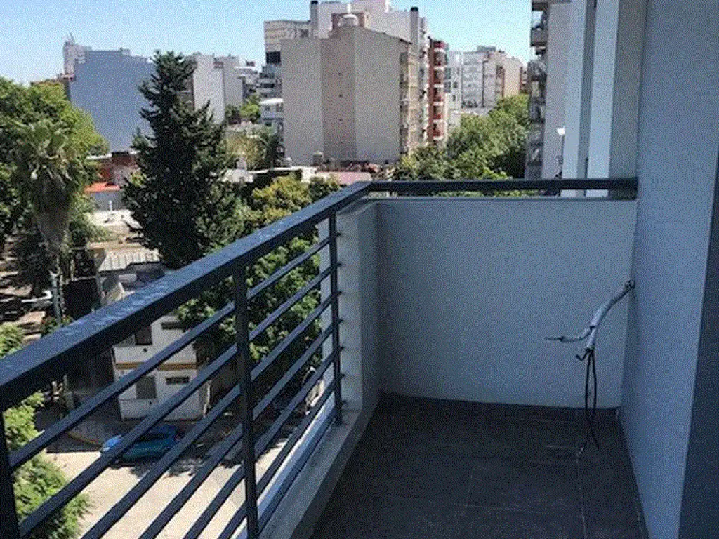 IMPECABLE DEPARTAMENTO DE 2 AMBIENTES AL FRENTE CON BALCON APTO PROFESIONAL