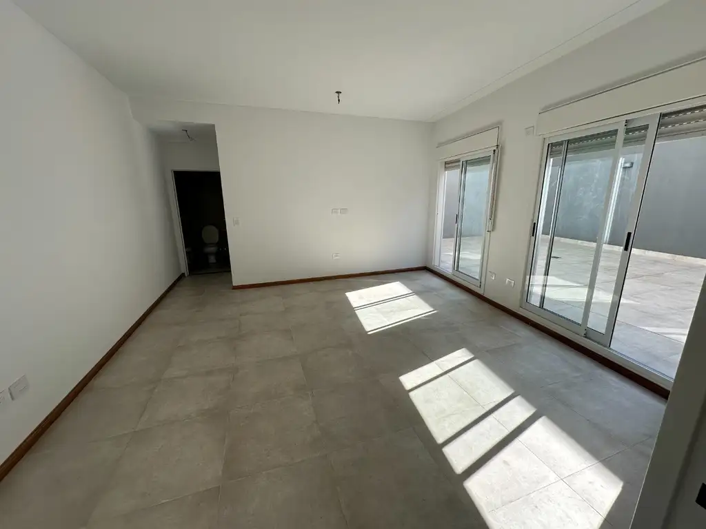 EXCELENTE DEPARTAMENTO A ESTRENAR EN PLANTA BAJA AL FONDO DE 2 AMBIENTES CON PATIO DE 9x6