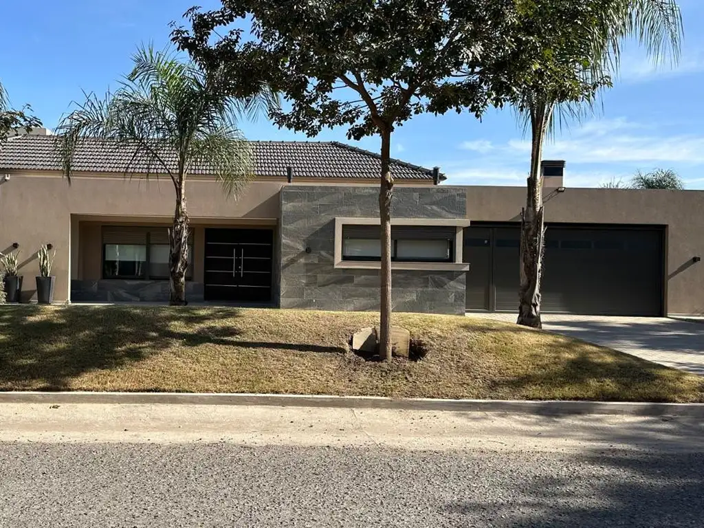 ESPECTACULAR CASA A LA VENTA EN BARRIO SAN ISIDRO