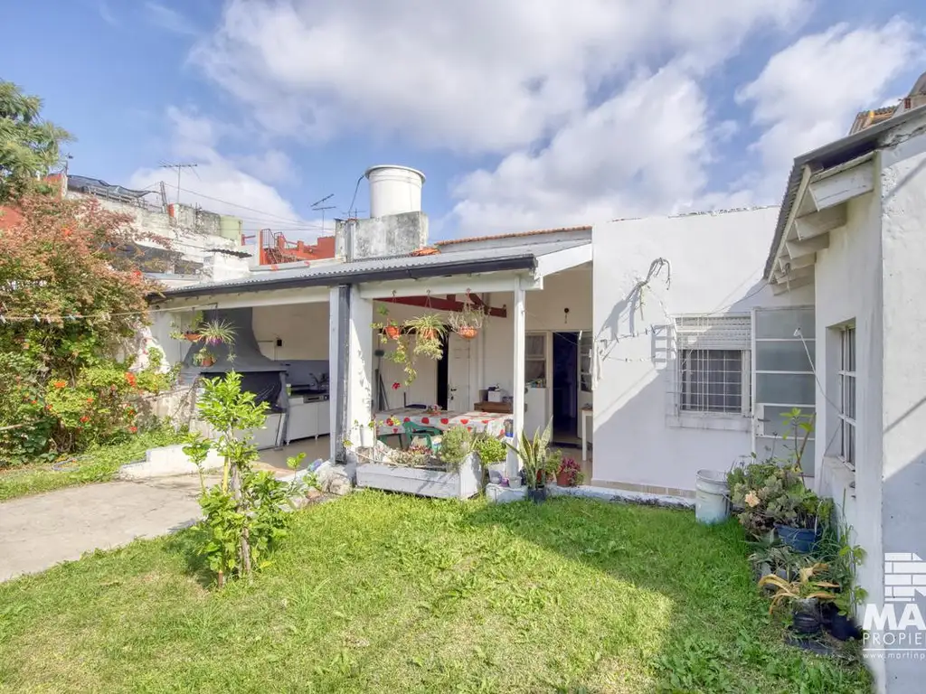 Casa en 1 planta 3 ambientes con cochera y galería con quincho y parrilla.