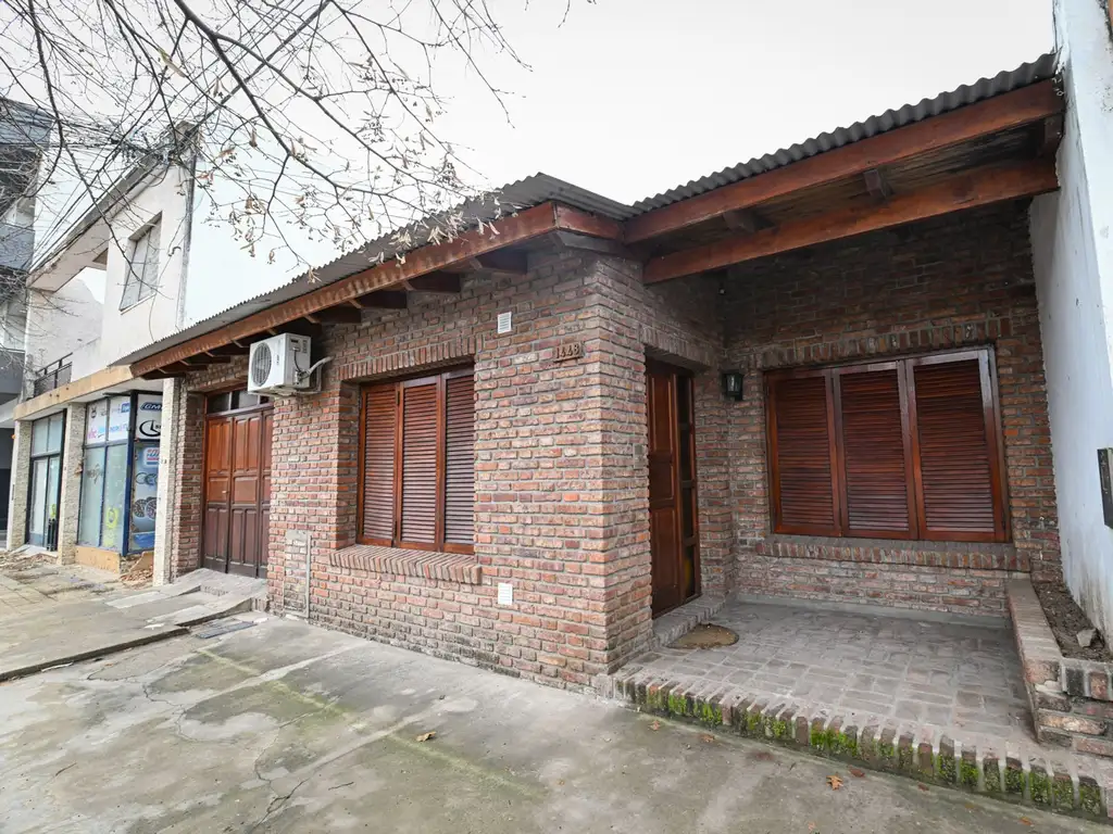 Se vende casa de dos plantas con patio y pileta