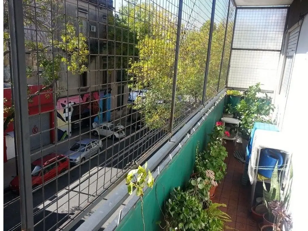 DEPARTAMENTO 2 AMB AL FRENTE CON BALCON MUY BUENO