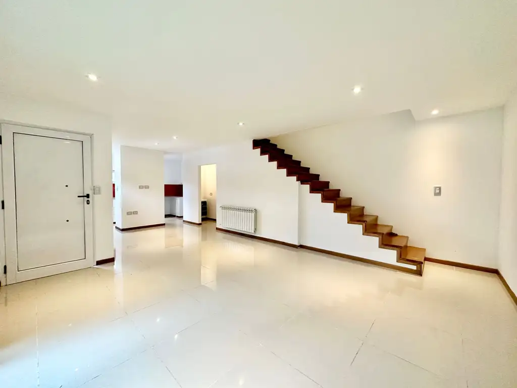 Venta Casa 2 dormitorios 5 años, 2 cocheras, 80m2, Calle 21A E/ 459 Y