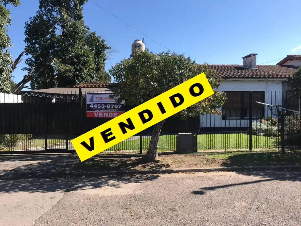 VENTA - CIUDAD EVITA - CASA 4 AMBIENTES SOBRE LOTE DE 13,20 m x 25,78m