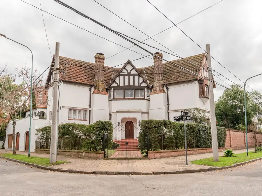 ESTUPENDA CASA DE ESTILO TUDOR UBICADA EN LA LUCILA, DE AV. LIBERTADOR AL RÍO.