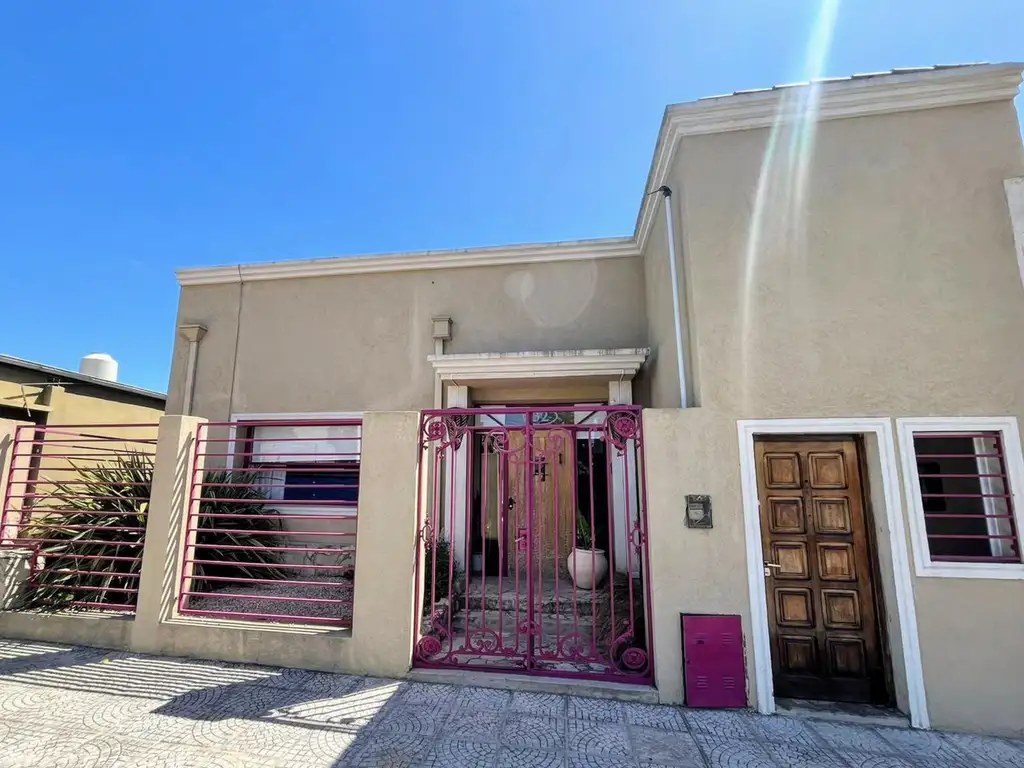 Casa en venta 3 dormitorios+ monoambiente,  jardín y pileta