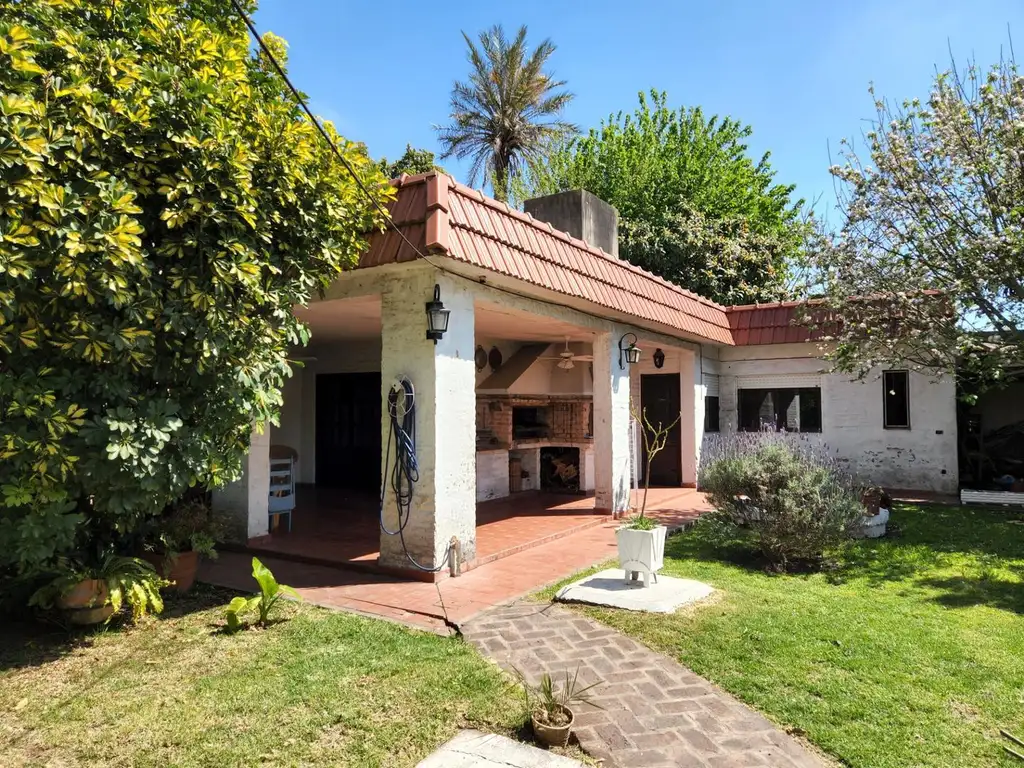 VENTA CASA 3 AMBIENTES C/ GARAJE Y JARDÍN - LOS CEDROS