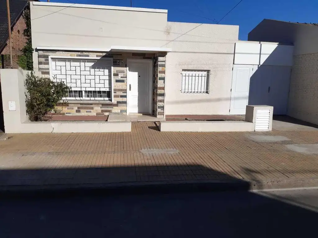 Casa en venta - 3 dormitorios 1 baño 1 cochera - 110mts2 - Lujan