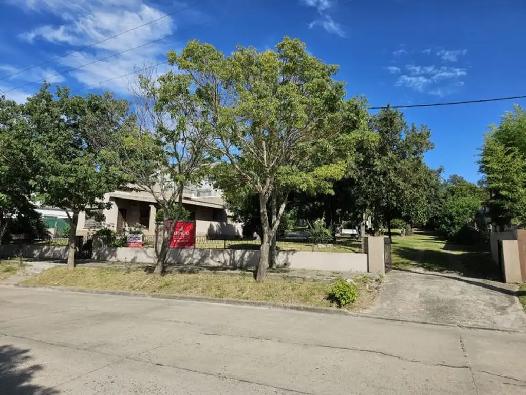 Casa quinta con pileta y gran parque, terreno de 1.500 m2, mas dos monoambientes equipados.