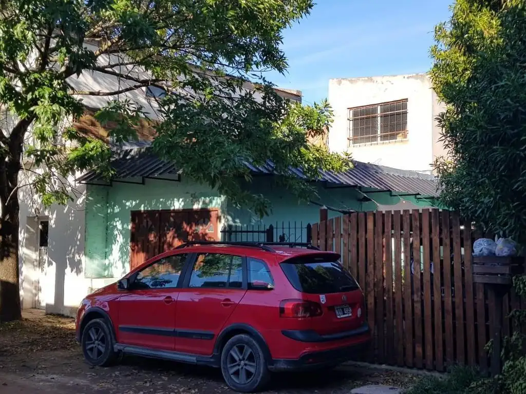 Venta Casa 5 amb. gge, patio y jardin al frente con parrilla