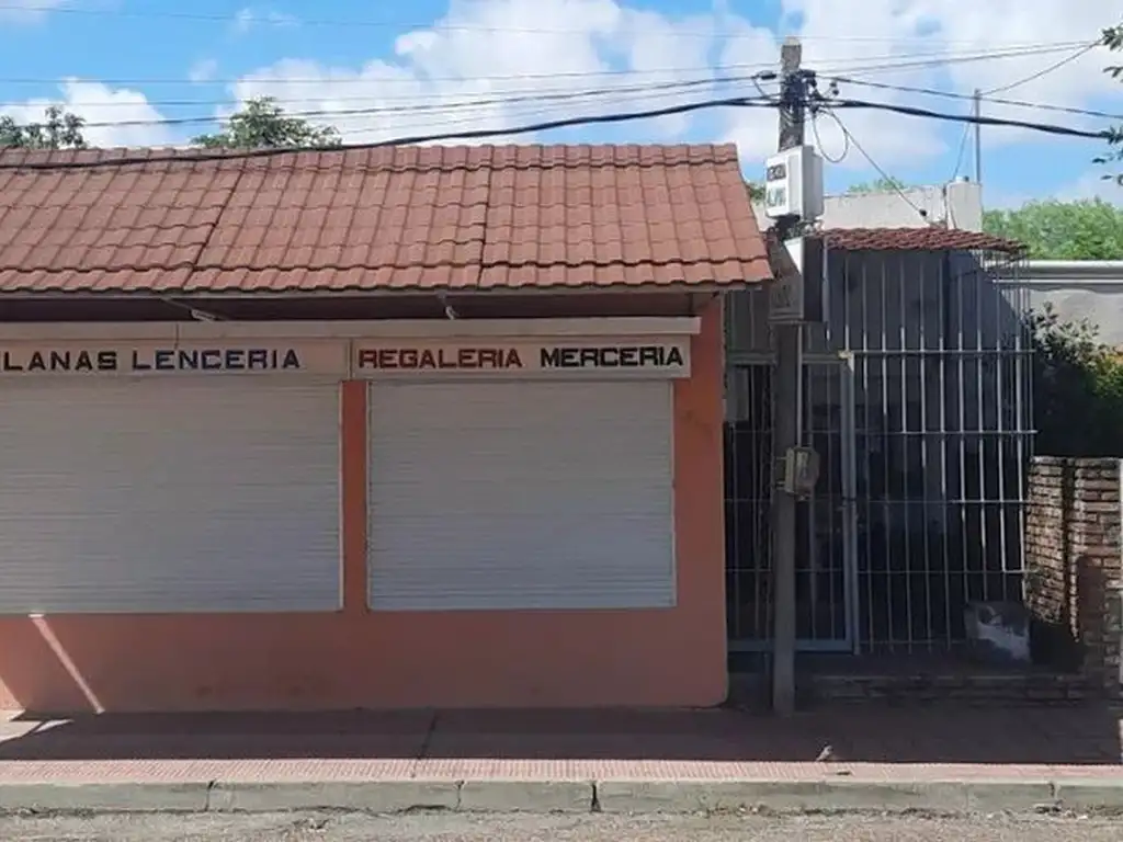 Casa con local comercial y galpón