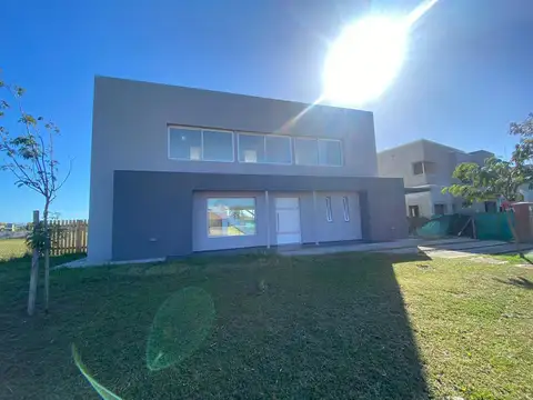 Casa en Venta en Pilar Del Este - 3 dormitorios